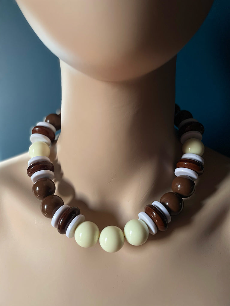 Collar Pumas Café AV